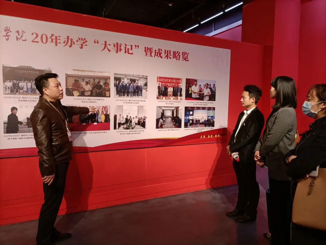 博鱼·体育(中国)官方网站师生到王蒙艺术馆参观学习